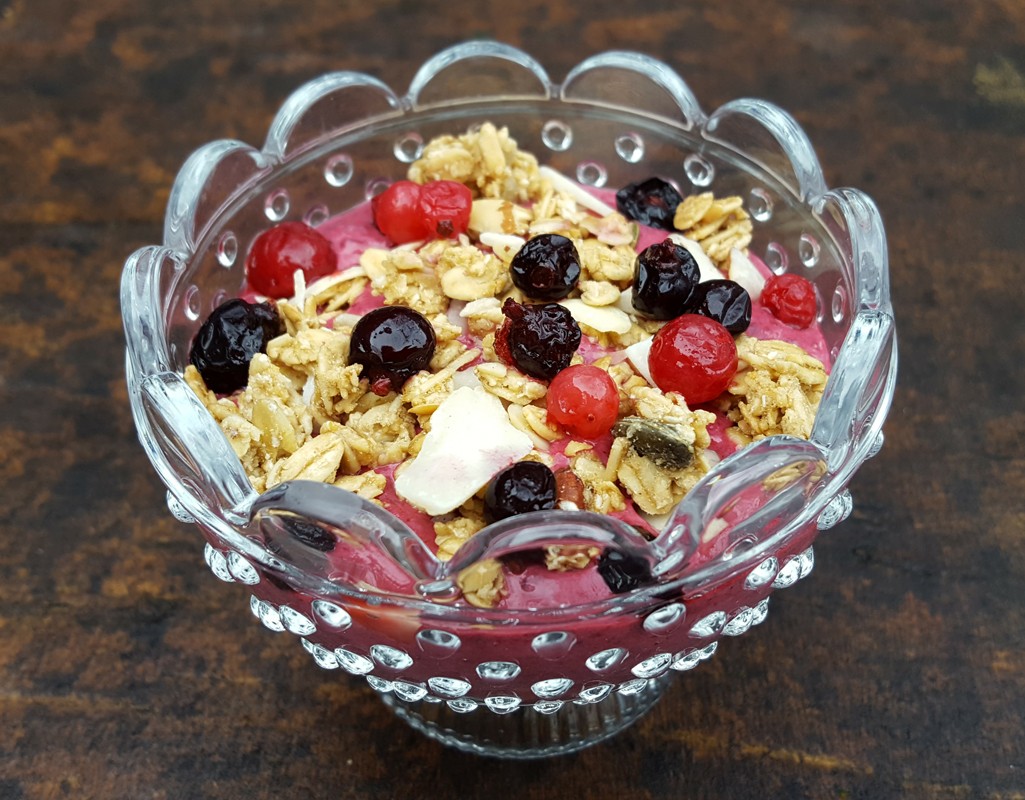 Berry and granola yoghurt pots