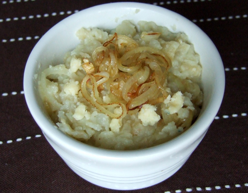 Celeriac mash with blue cheese and fried onion