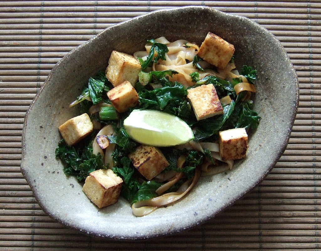 Noodles with tofu and kale