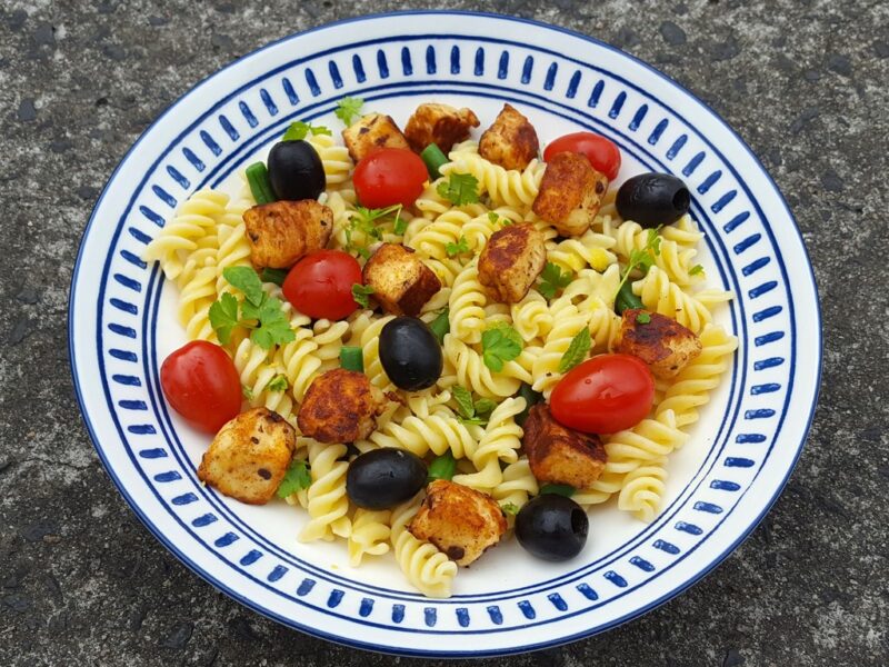 Spiced halloumi pasta salad