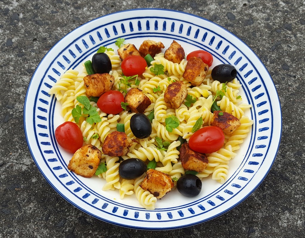 Spiced halloumi pasta salad