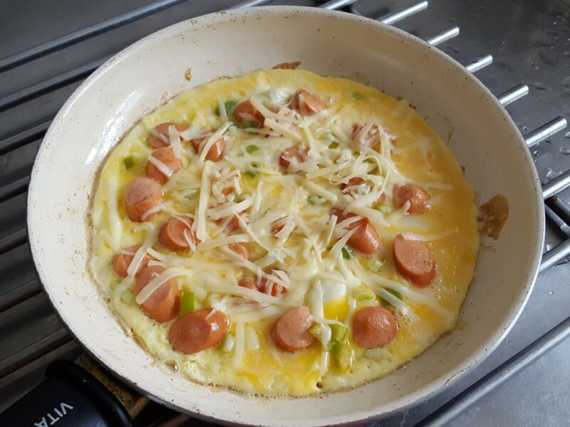 Cheesy frankfurters omelette