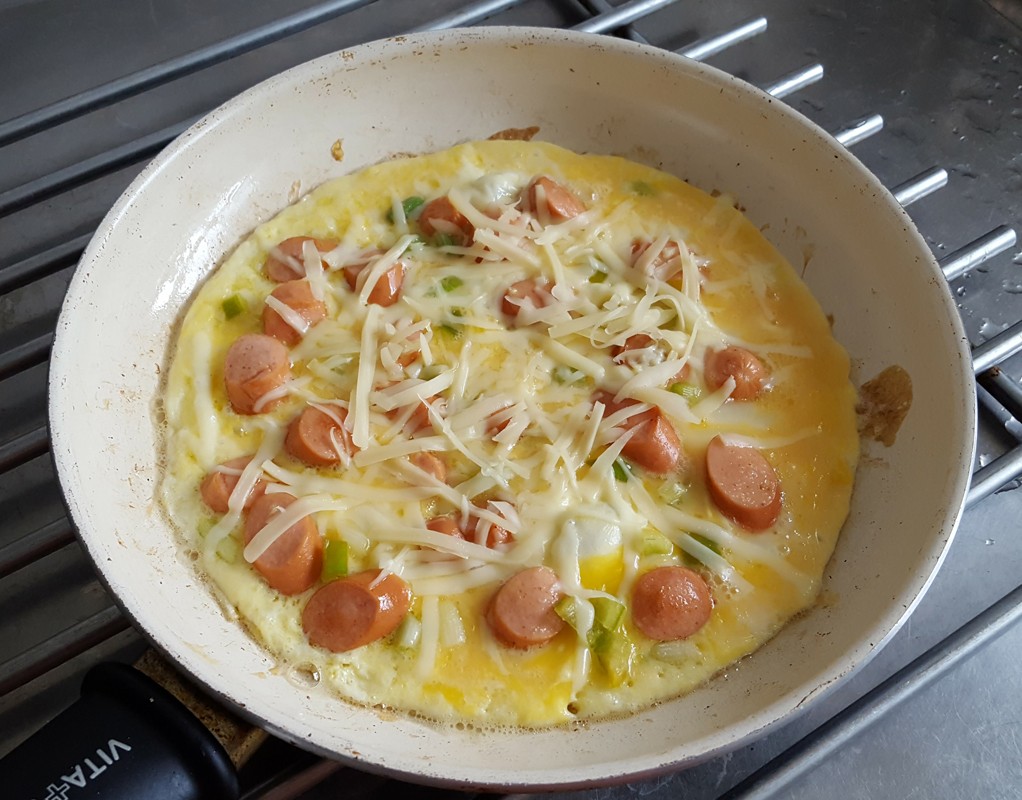 Cheesy frankfurters omelette