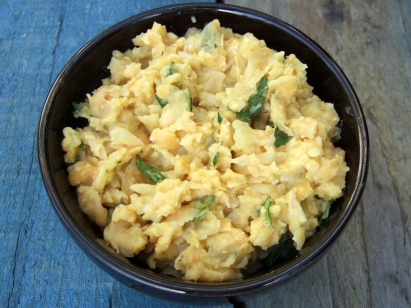 Chickpea mash with garlic