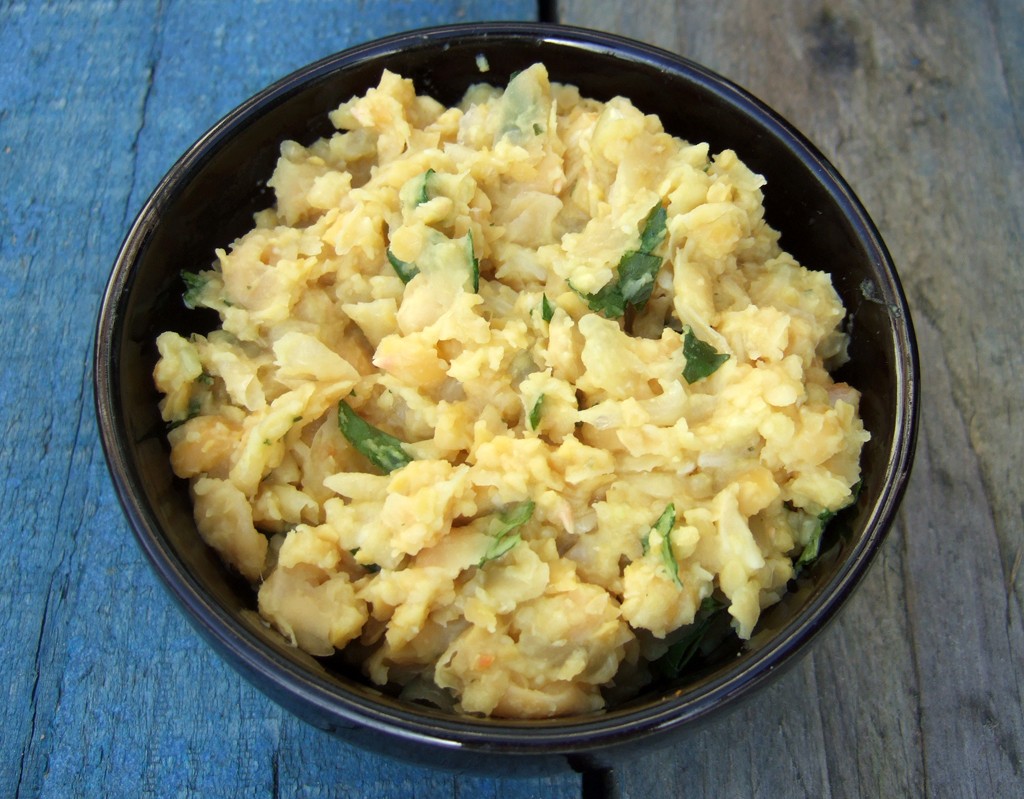 Chickpea mash with garlic