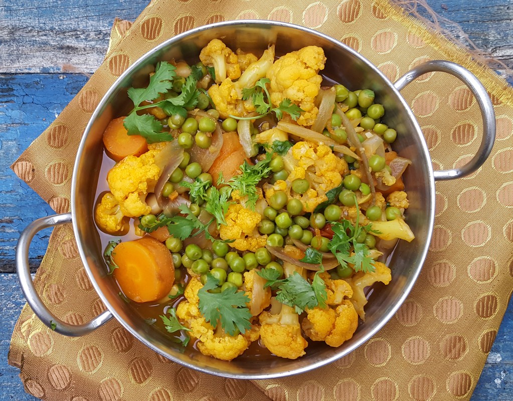 Cauliflower and pea curry