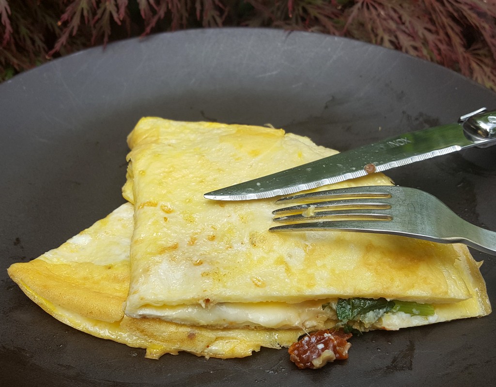 Mozzarella and sundried tomato omelette