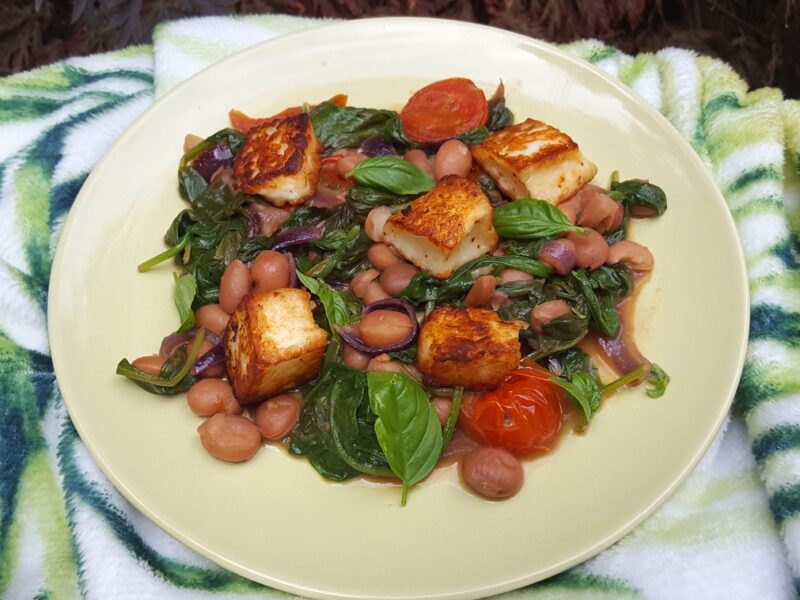 Spinach, beans and halloumi salad