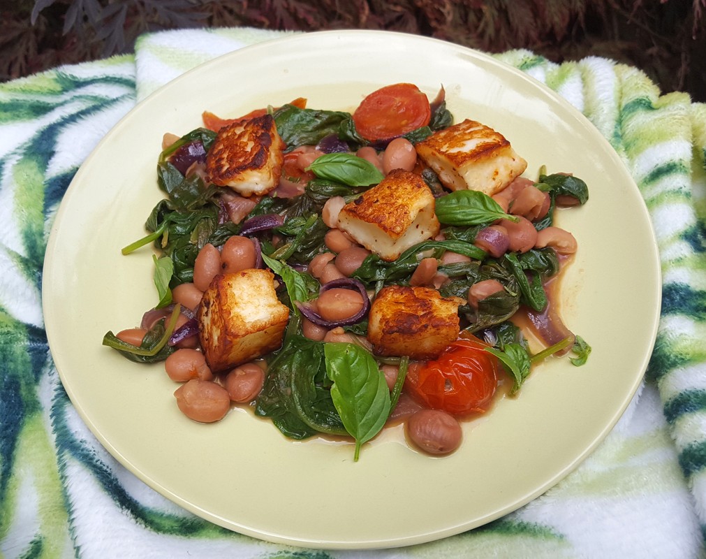 Spinach, beans and halloumi salad