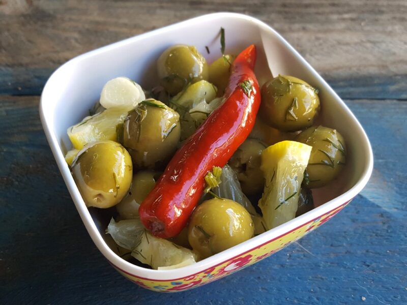 Dill and lemon olives