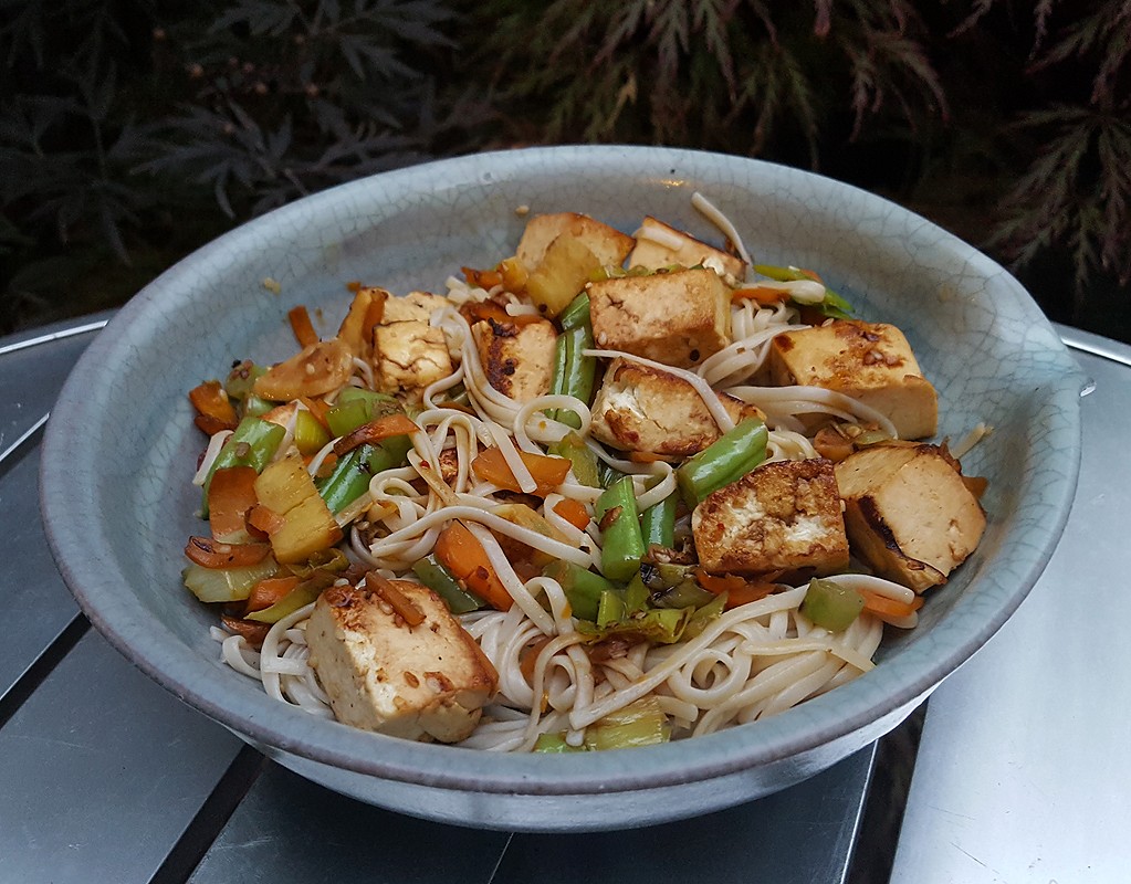 Noodles with stir-fried tofu and vegetables