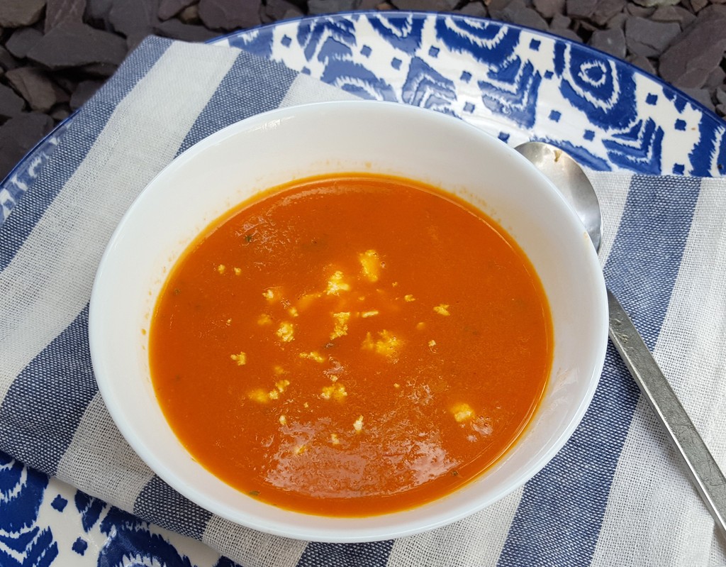 Roasted tomato and garlic soup