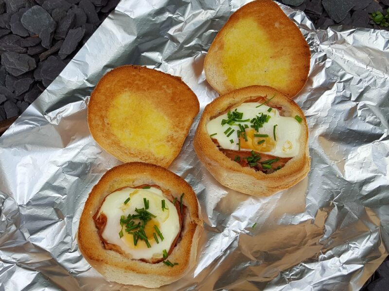 Baked egg and prosciutto in bread bowls