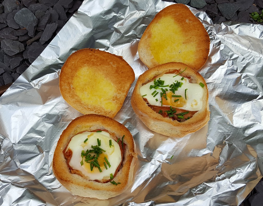 Baked egg and prosciutto in bread bowls