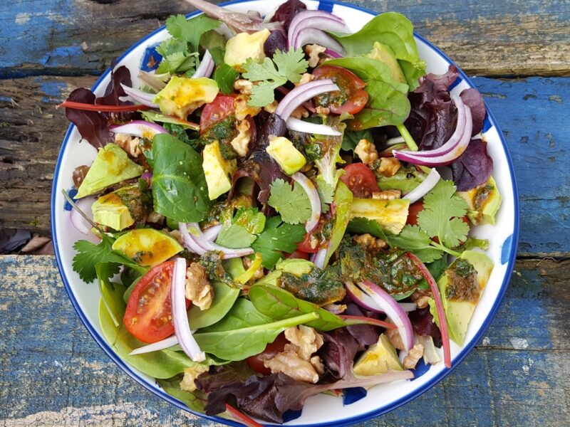 Spicy avocado and walnut salad