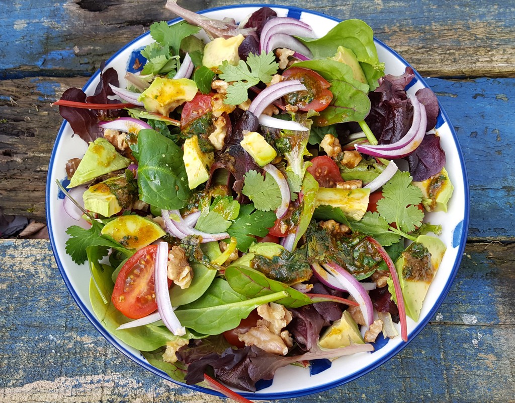 Spicy avocado and walnut salad