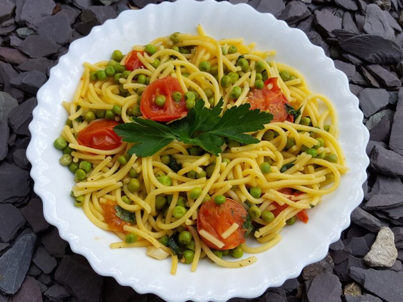 Pasta with peas and tomatoes