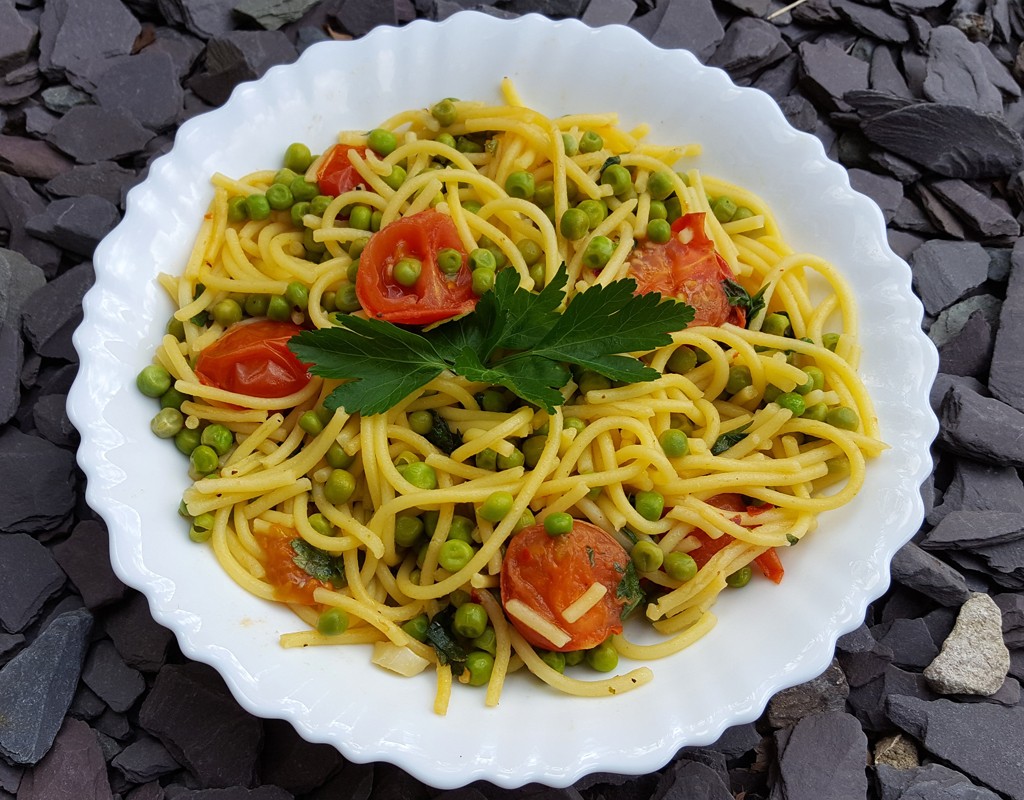 Pasta with peas and tomatoes