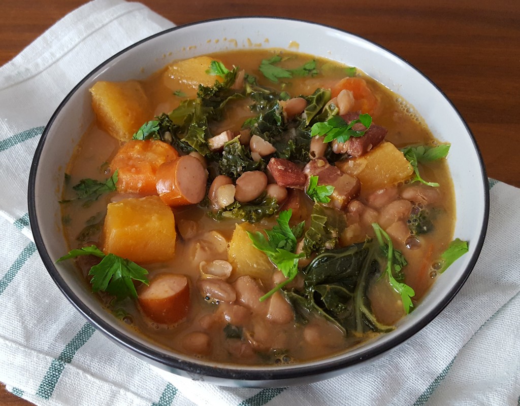 Hungarian bean soup with Speck