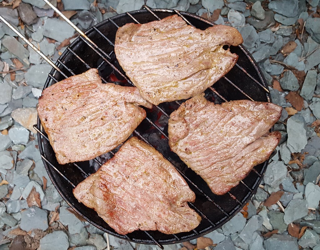 Grilled minute steaks with cumin and garlic