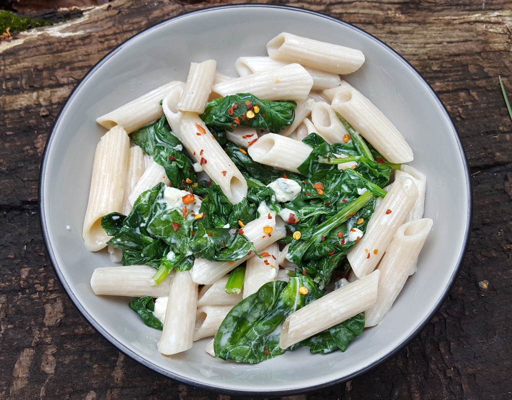 Pasta with spinach and gorgonzola