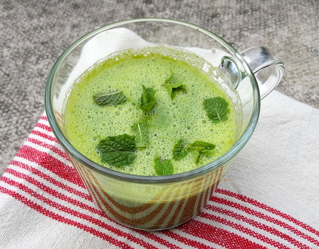 Sweet pea and spinach soup