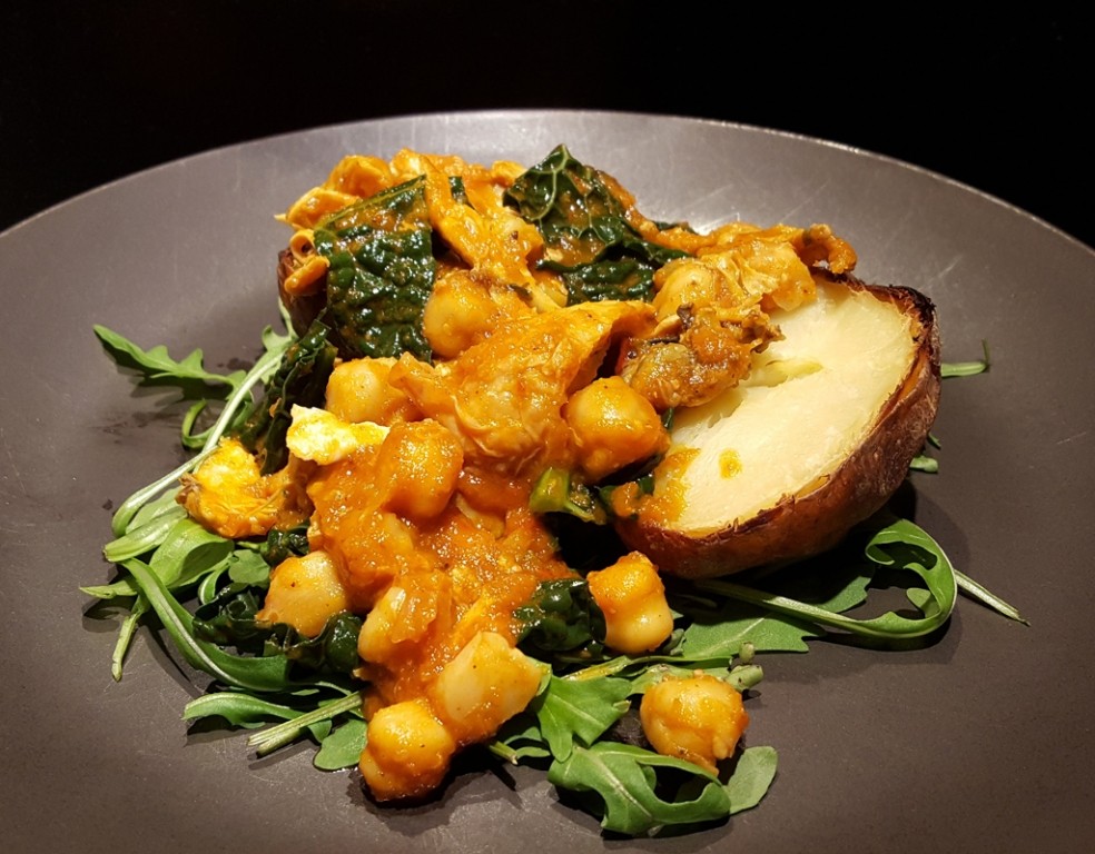 Baked potatoes with chicken and chickpeas