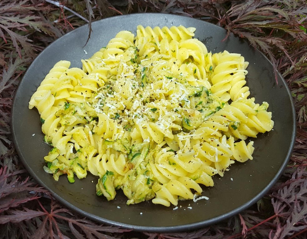 Pasta with courgette and roasted garlic