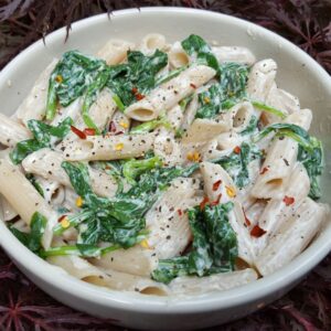 Roasted garlic and spinach pasta