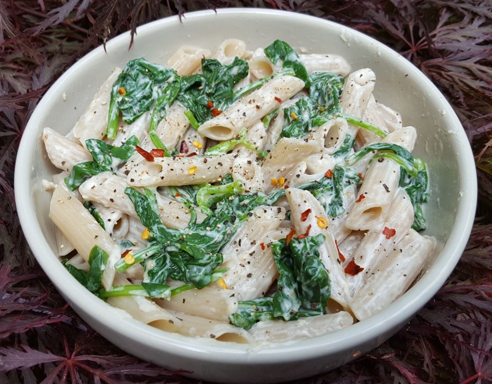 Roasted garlic and spinach pasta