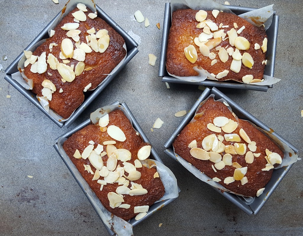 Almond and elderflower mini cakes