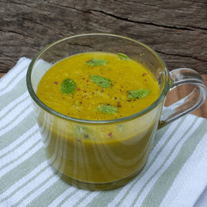 Spiced carrot and pea soup