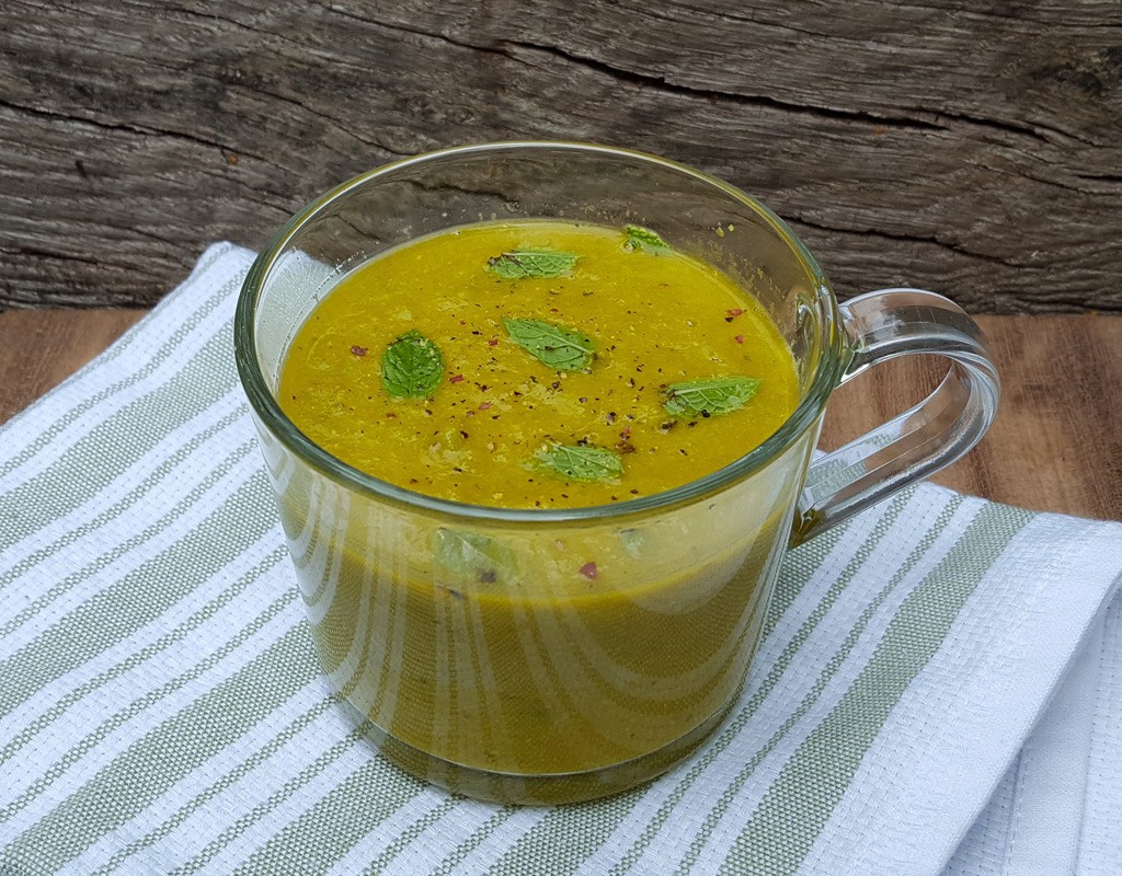 Spiced carrot and pea soup