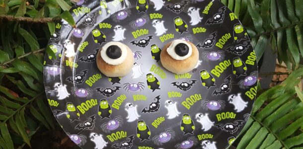 Monster eye pizza balls