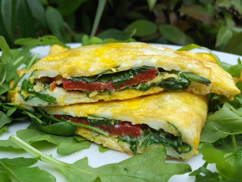 Mozzarella, spinach and roasted pepper omelette