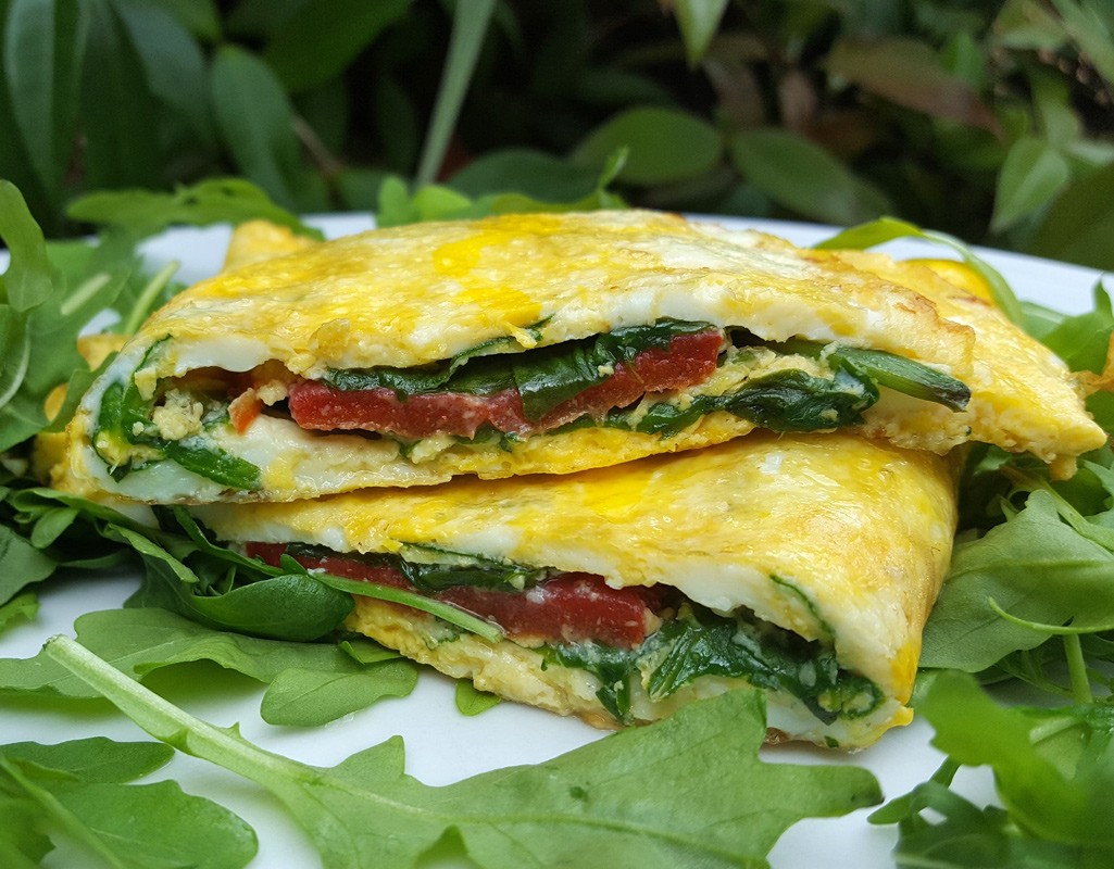 Mozzarella, spinach and roasted pepper omelette