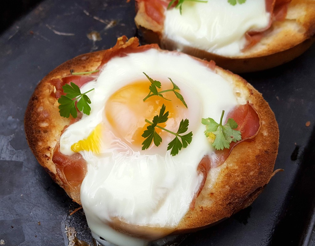 Egg & prosciutto in a bagel hole