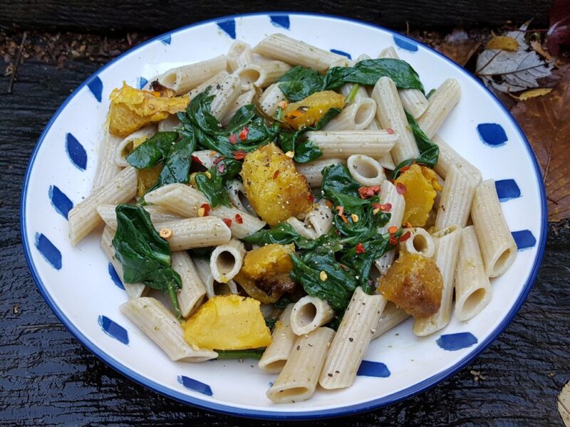 Pasta with pesto, spinach and roasted squash