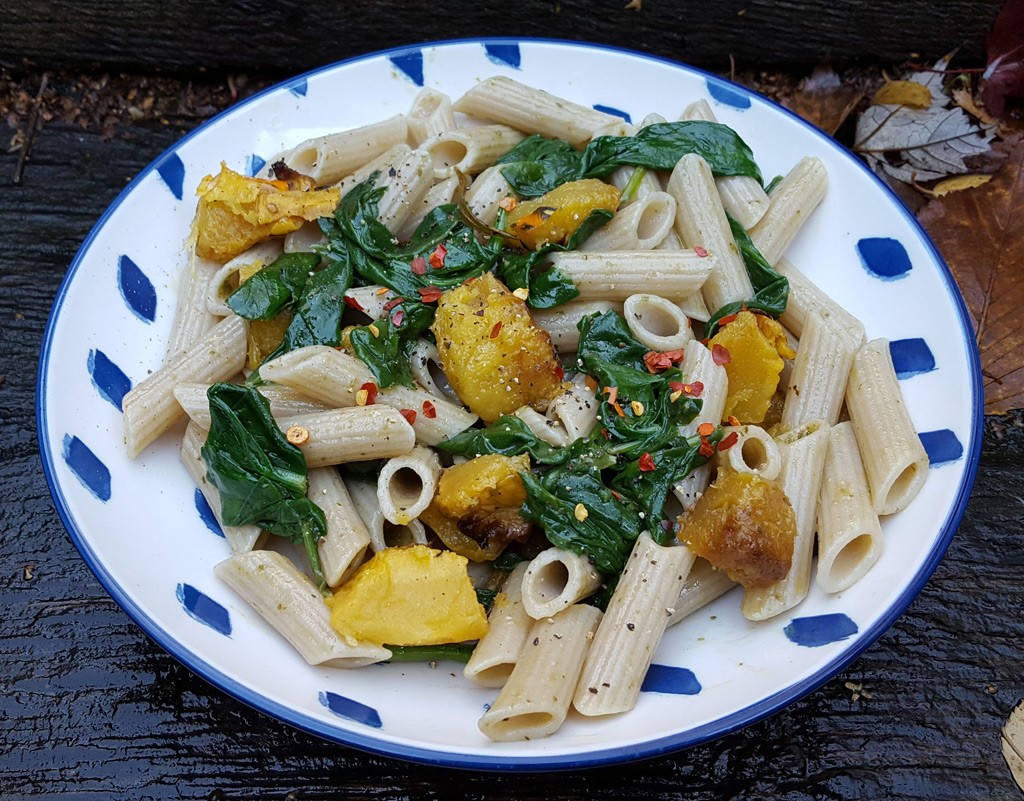 Pasta with pesto, spinach and roasted squash