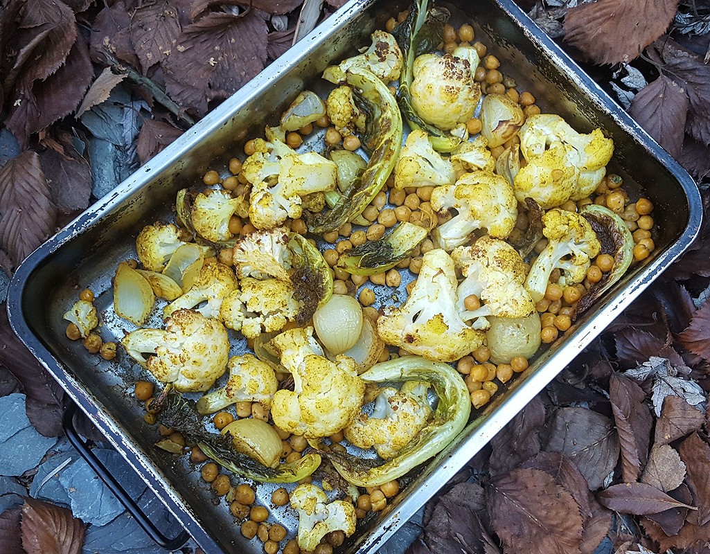 Baked cauliflower with chickpeas