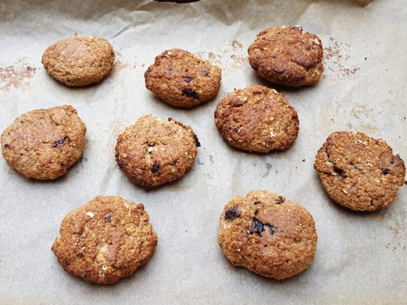 Vegan prune, walnut and oat cookies