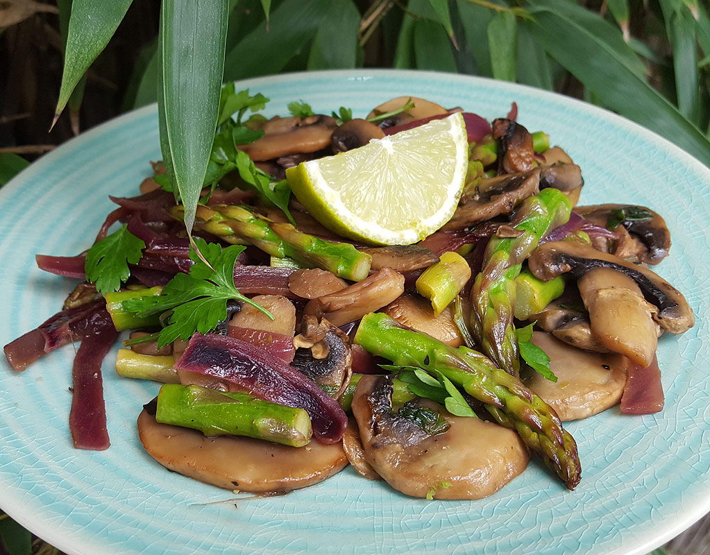 Sautéed mushroom with asparagus