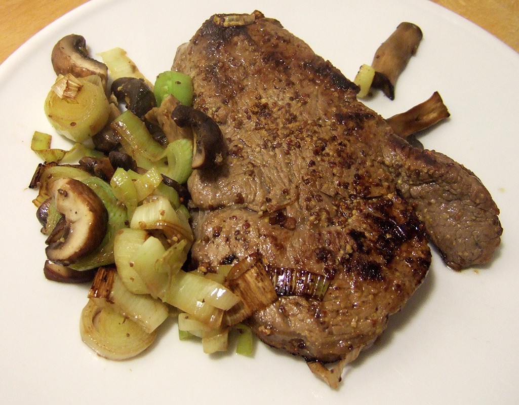 Steak with leek and mushroom