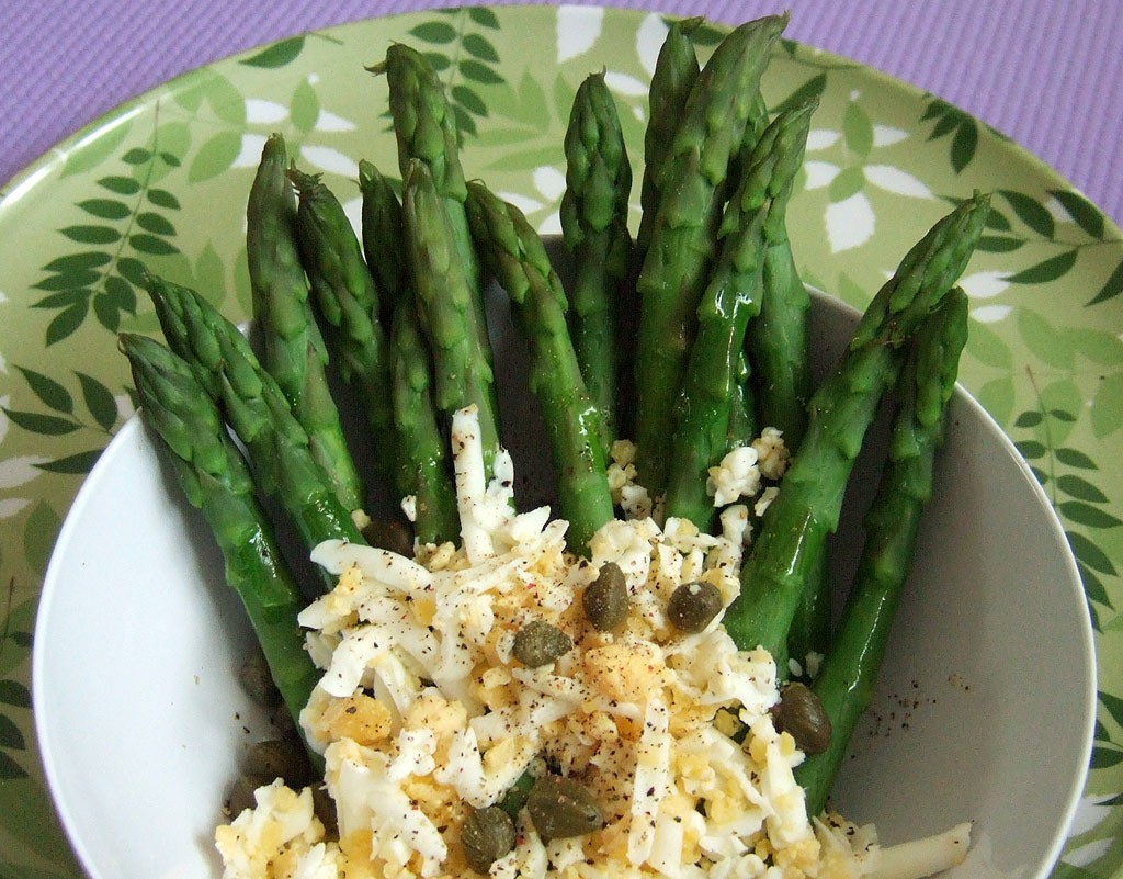 Asparagus with boiled egg