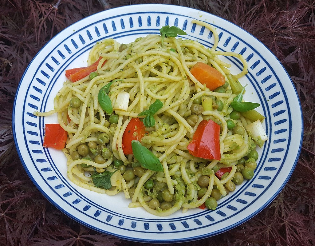 Pea pesto pasta with sautéed vegetables