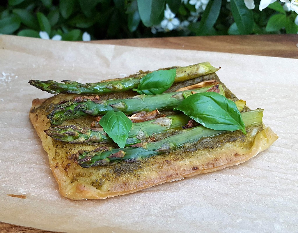 Vegan asparagus and pesto tarts