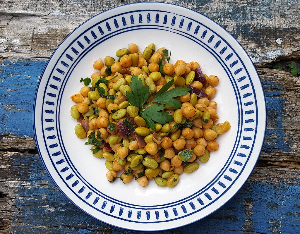 Spiced chickpeas with edamame