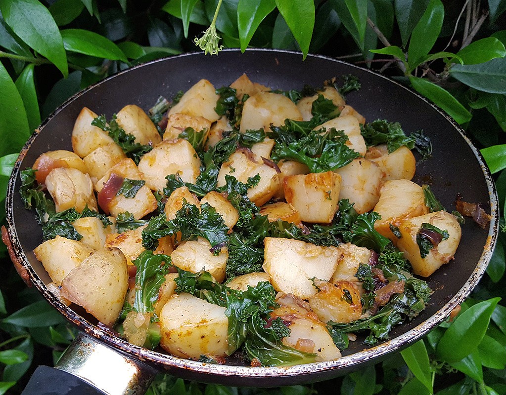 Paprika sautéed potatoes with kale