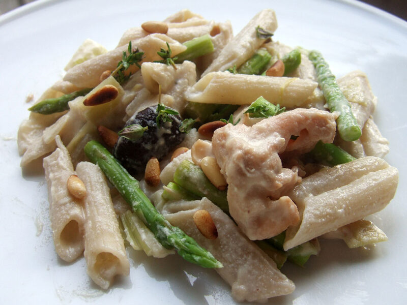 Pasta with asparagus in cashew and mushroom sauce