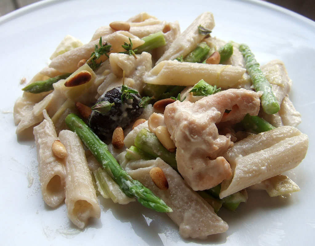 Pasta with asparagus in cashew and mushroom sauce